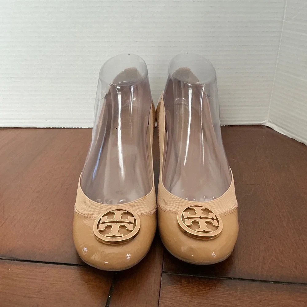 Tory Burch Sally Tan Patent Leather Wedge Pump Gold Logo Medallion Heels 6.5